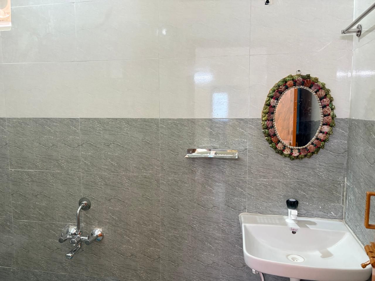 Un baño con ducha, lavabo y espejo.