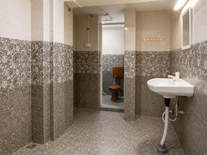 Deluxe kamer, Meerdere bedden | Badkamer