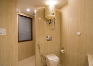 Chambre Deluxe double | Salle de bain | Douche, articles de toilette (gratuits), séchoir à cheveux