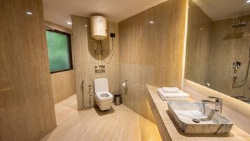 Deluxe Double Room, 1 King Bed, Non Smoking, Air conditioning | Bathroom | Shower, rainfall showerhead, free toiletries, hair dryer