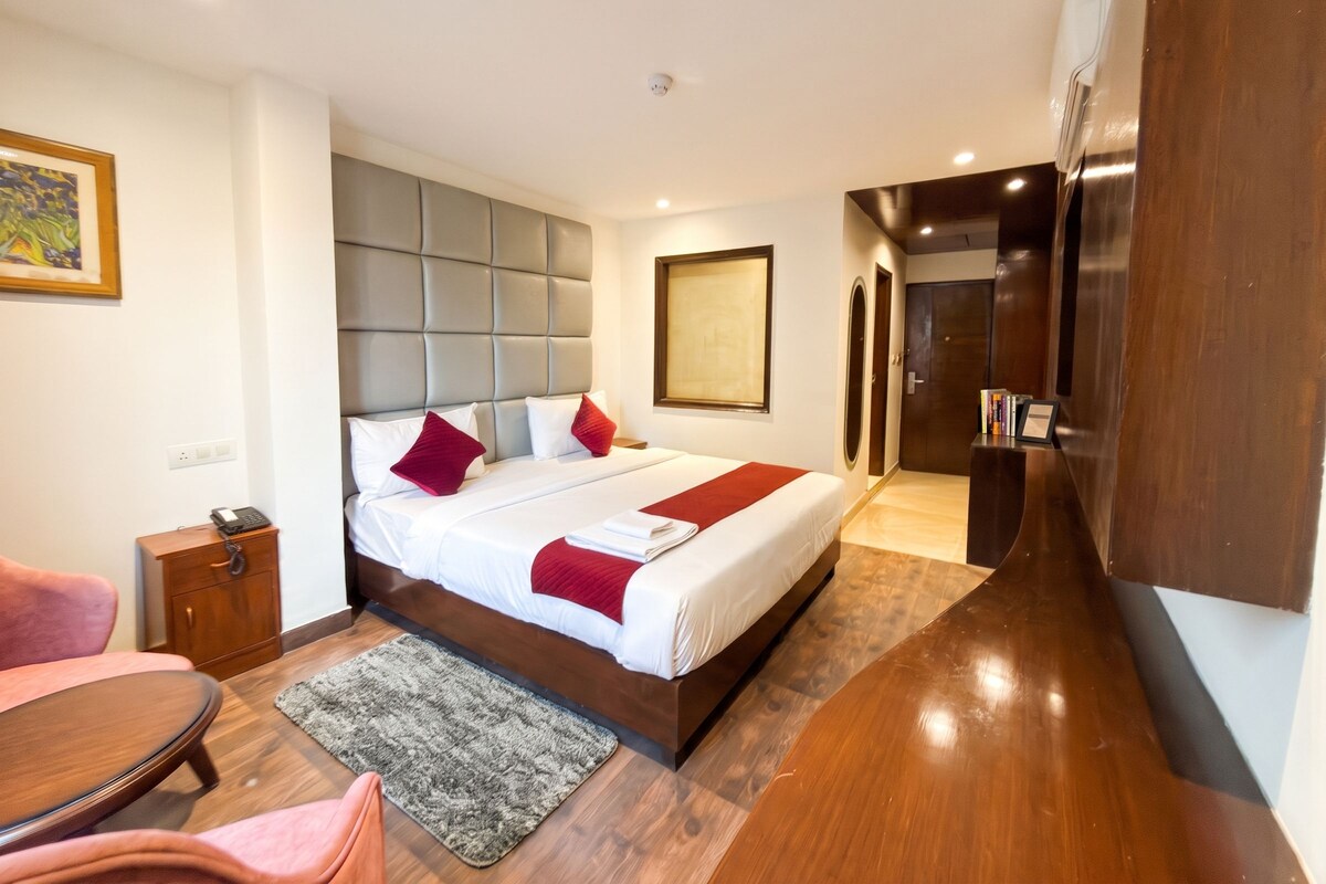 Habitación doble Deluxe, 1 cama King size, para no fumadores, aire acondicionado | Minibar, escritorio, espacio para trabajar con laptop y insonorización 