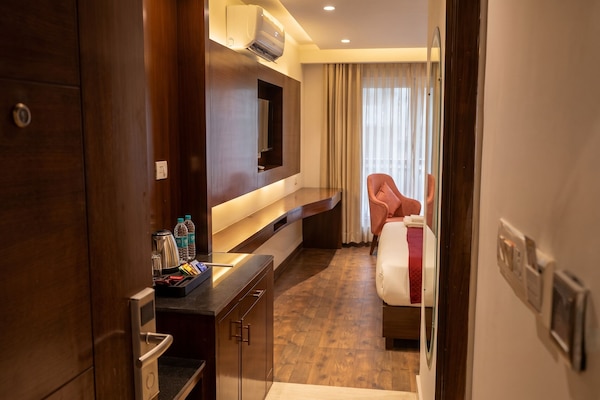 Deluxe Double Room, 1 King Bed, Non Smoking, Air conditioning | Minibar, desk, laptop workspace, soundproofing