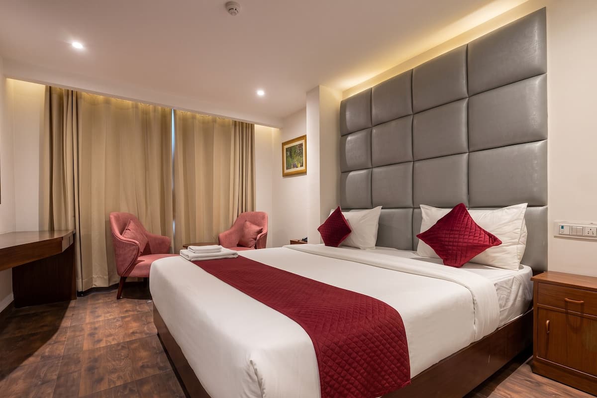 Habitación doble Deluxe, 1 cama King size, para no fumadores, aire acondicionado | Minibar, escritorio, espacio para trabajar con laptop y insonorización