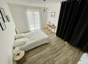Room - 4-Bedroom Apartment, 130 m², for Rehabilitation/Vacation Use (Balaruc-le-Vieux)