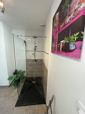 Bathroom - 4-Bedroom Apartment, 130 m², for Rehabilitation/Vacation Use (Balaruc-le-Vieux)