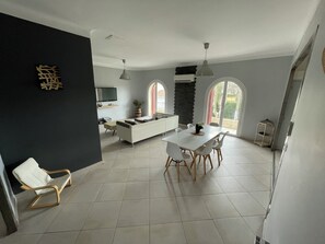 Interior - 4-Bedroom Apartment, 130 m², for Rehabilitation/Vacation Use (Balaruc-le-Vieux)