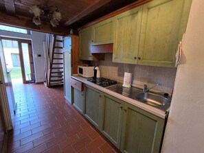 Kühlschrank, Mikrowelle, Herdplatte, Wasserkocher mit Kaffee-/Teezubehör