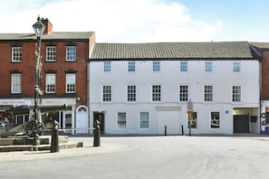 Exterior - Sleeps2-centrallocation-familyfriendly-newrefurb (Retford)