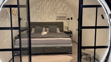 Deluxe Cabin, Garden View | Blackout curtains, soundproofing, free WiFi