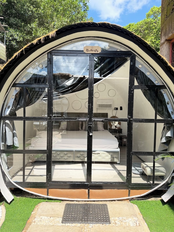 Deluxe Cabin, Garden View | Blackout drapes, soundproofing, free WiFi