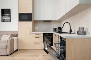 Kühlschrank, Mikrowelle, Ofen, Herdplatte
