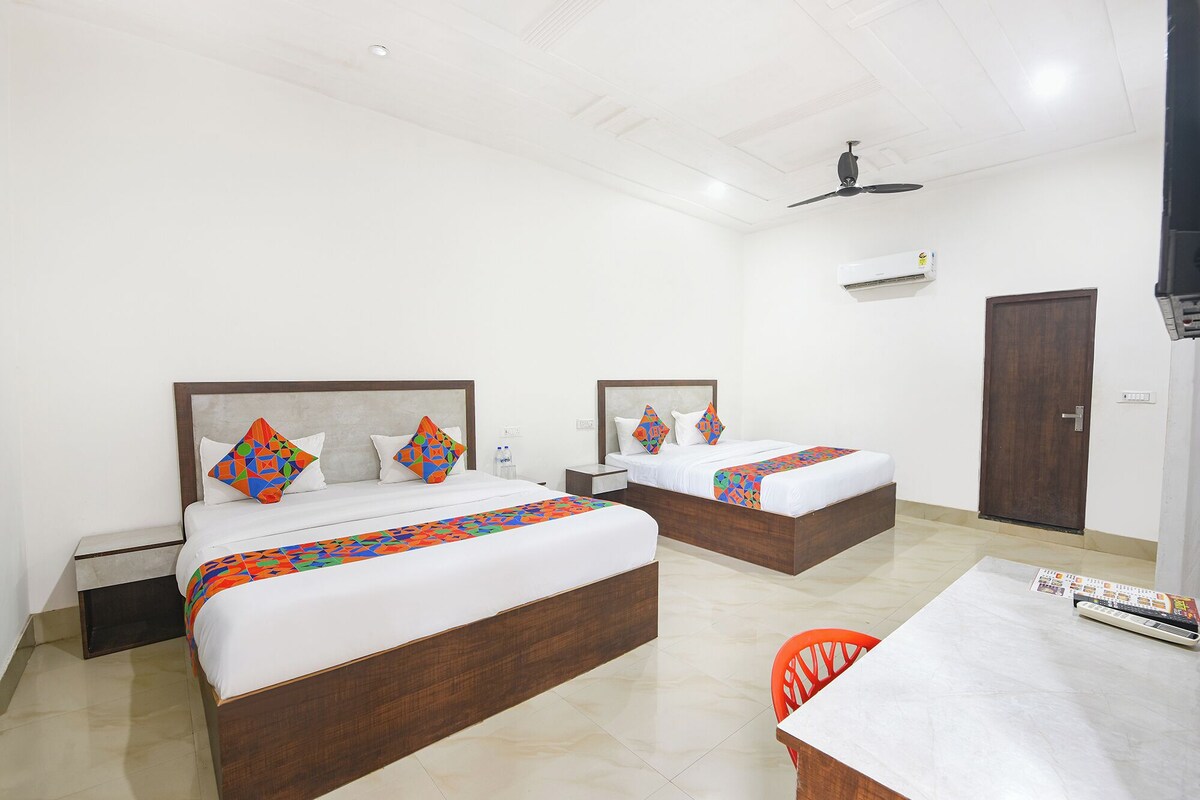 Deluxe Room | Egyptian cotton sheets, premium bedding, in-room safe, desk