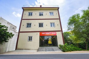 A building with a sign for Shiv Shakti Dham, offering AC and non-AC rooms. - FabHotel Shiv Shakti Dham (Vrindavan)