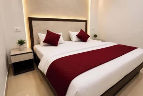 Deluxe Room | Egyptian cotton sheets, premium bedding, in-room safe, desk - Fabhotel Shiv Shakti Dham (Vrindavan)
