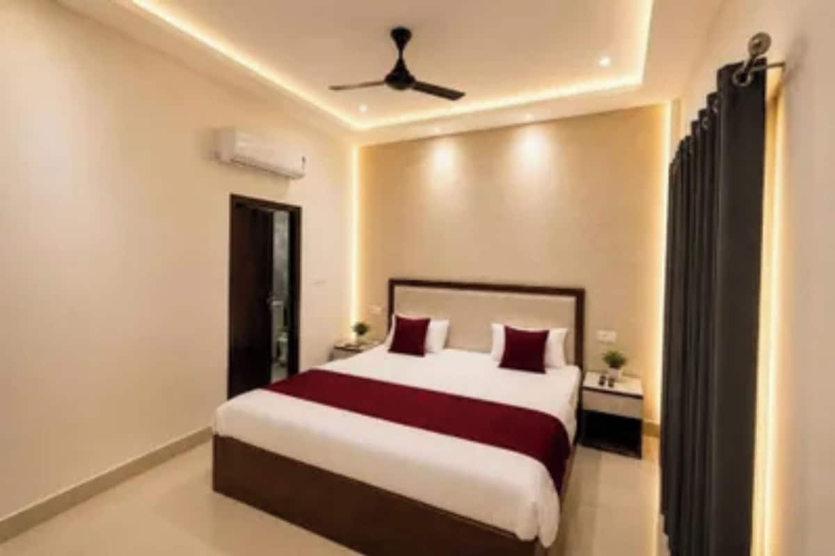 Deluxe Room | Egyptian cotton sheets, premium bedding, in-room safe, desk