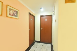 Un pasillo con dos puertas de madera, cada una con un número.