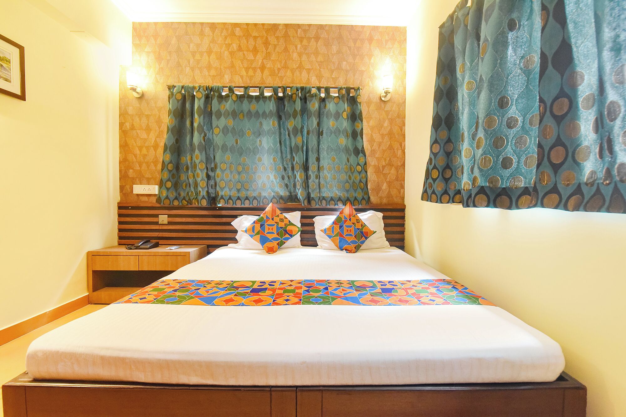 Egyptian cotton sheets, premium bedding, in-room safe, desk