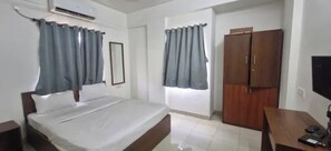 Egyptian cotton sheets, premium bedding, in-room safe, desk