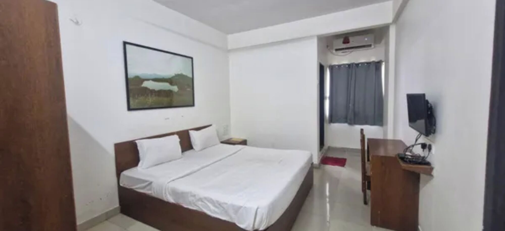 Deluxe Room | Egyptian cotton sheets, premium bedding, in-room safe, desk