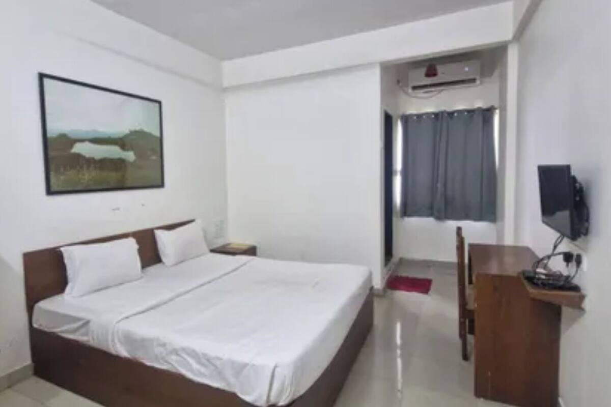 Deluxe Room | Egyptian cotton sheets, premium bedding, in-room safe, desk