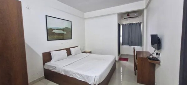 Deluxe Room | Egyptian cotton sheets, premium bedding, in-room safe, desk