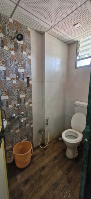 Shower, rainfall showerhead, free toiletries, towels