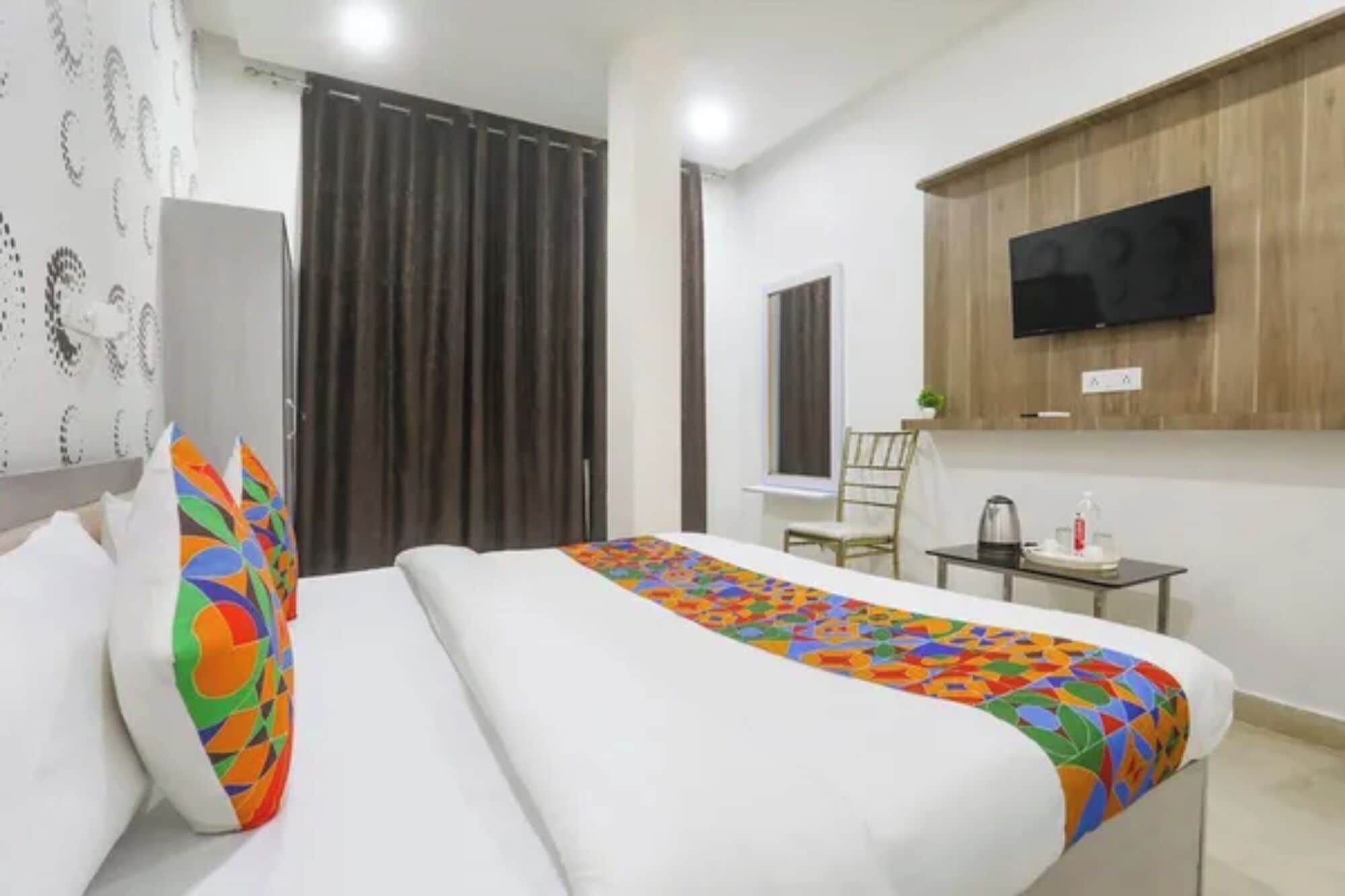 Egyptian cotton sheets, premium bedding, in-room safe, desk