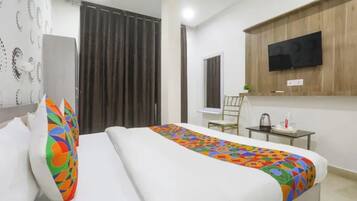 Egyptian cotton sheets, premium bedding, in-room safe, desk