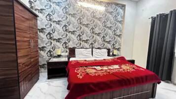 Egyptian cotton sheets, premium bedding, in-room safe, desk
