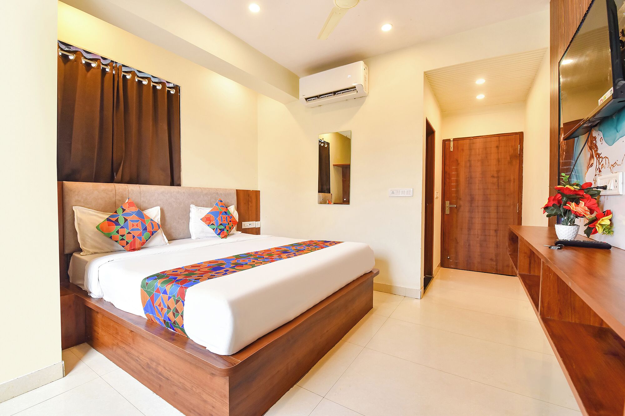 Egyptian cotton sheets, premium bedding, in-room safe, desk