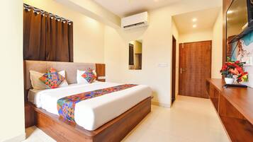 Egyptian cotton sheets, premium bedding, in-room safe, desk