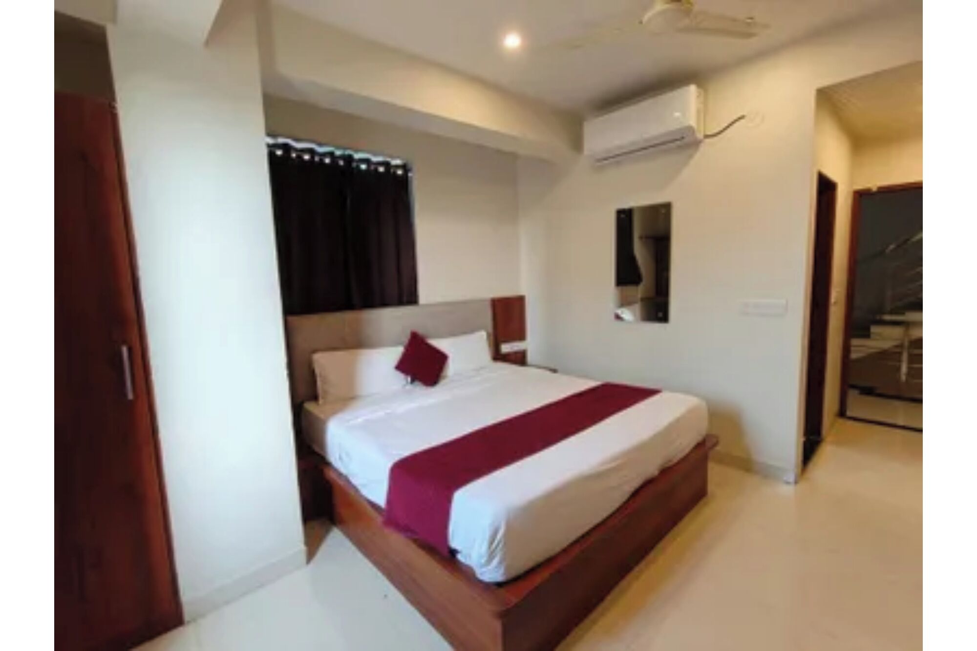 Egyptian cotton sheets, premium bedding, in-room safe, desk