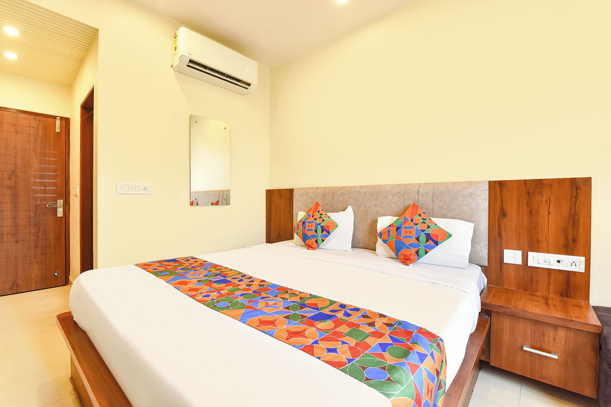 Egyptian cotton sheets, premium bedding, in-room safe, desk