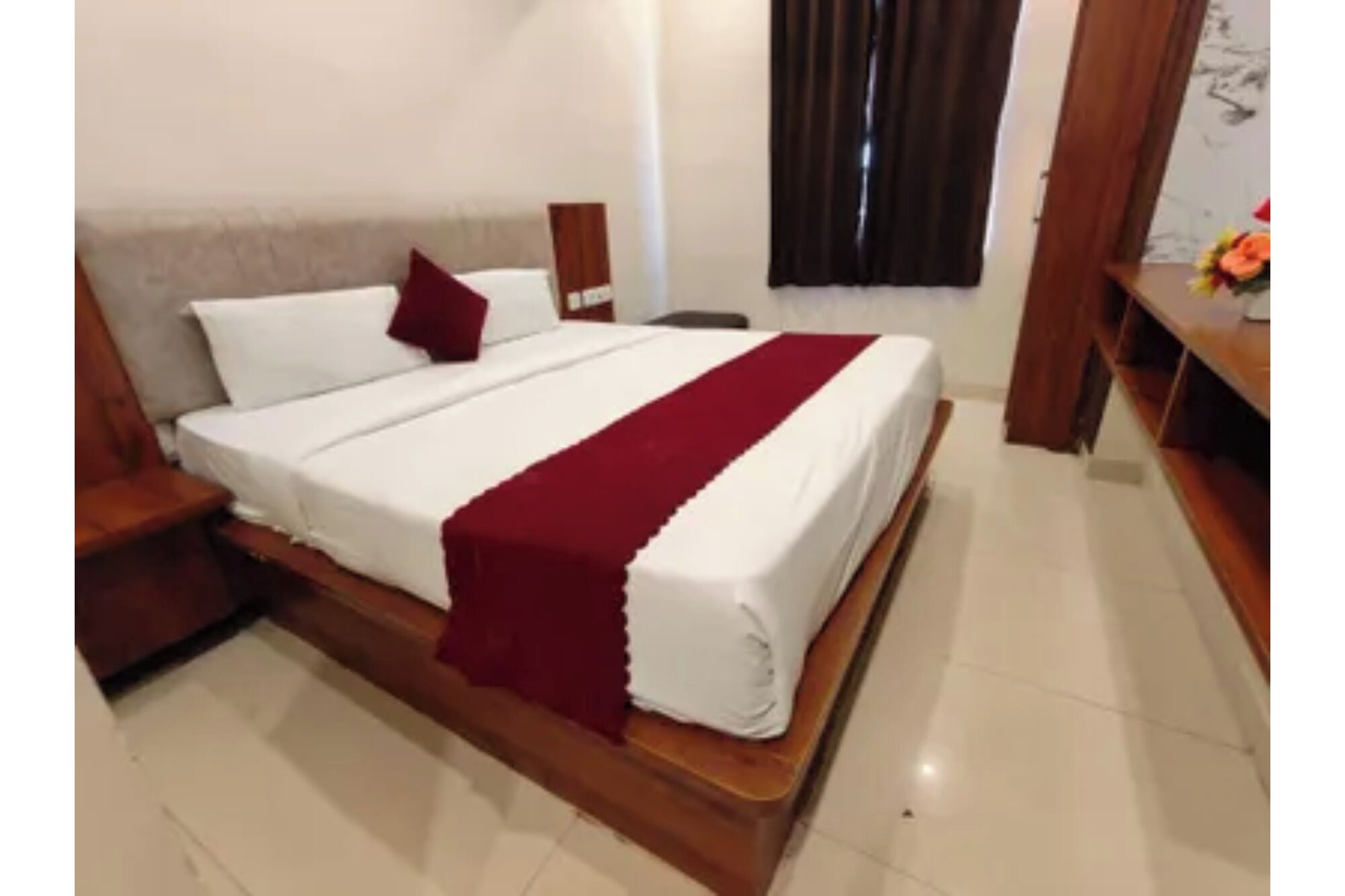 Egyptian cotton sheets, premium bedding, in-room safe, desk