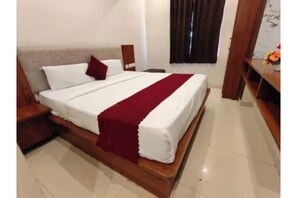 Egyptian cotton sheets, premium bedding, in-room safe, desk - Fabhotel Anand Palace (Jaipur)