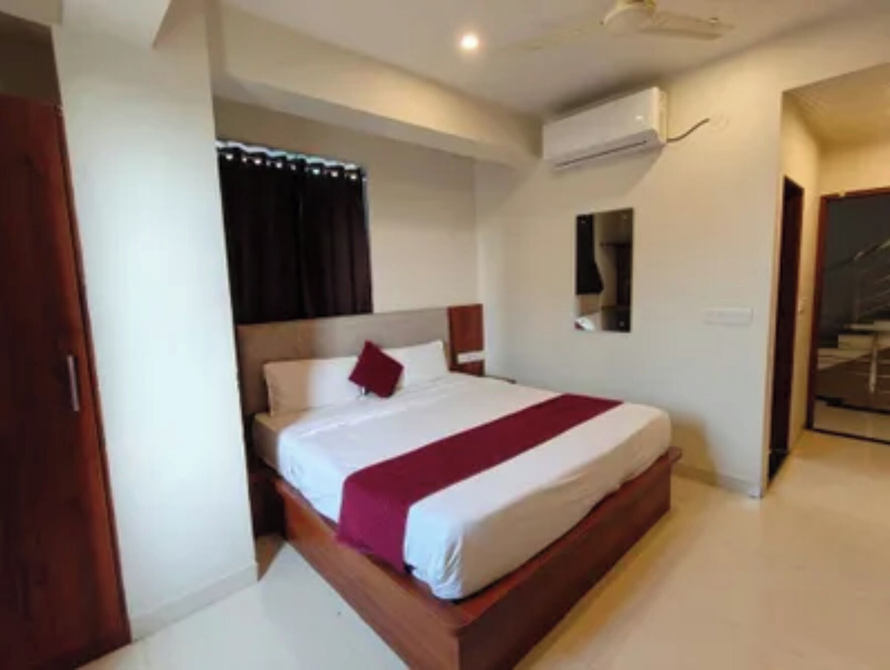 Deluxe Room | Egyptian cotton sheets, premium bedding, in-room safe, desk
