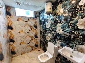 Shower, rainfall showerhead, free toiletries, towels - Fabhotel Anand Palace (Jaipur)