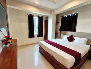 Egyptian cotton sheets, premium bedding, in-room safe, desk - Fabhotel Anand Palace (Jaipur)