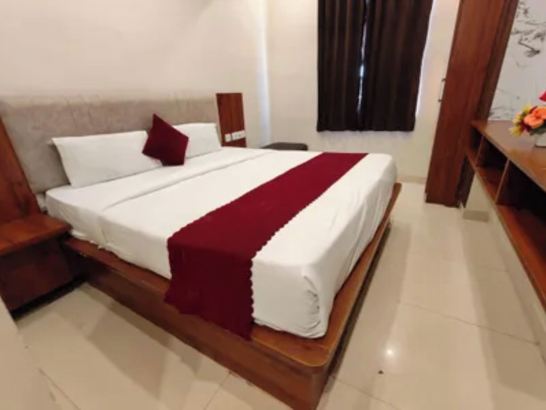 Premium Room | Egyptian cotton sheets, premium bedding, in-room safe, desk