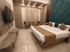 Suite | Egyptian cotton sheets, premium bedding, in-room safe, desk - Fabhotel Prime Raghubar Palace (Lucknow)