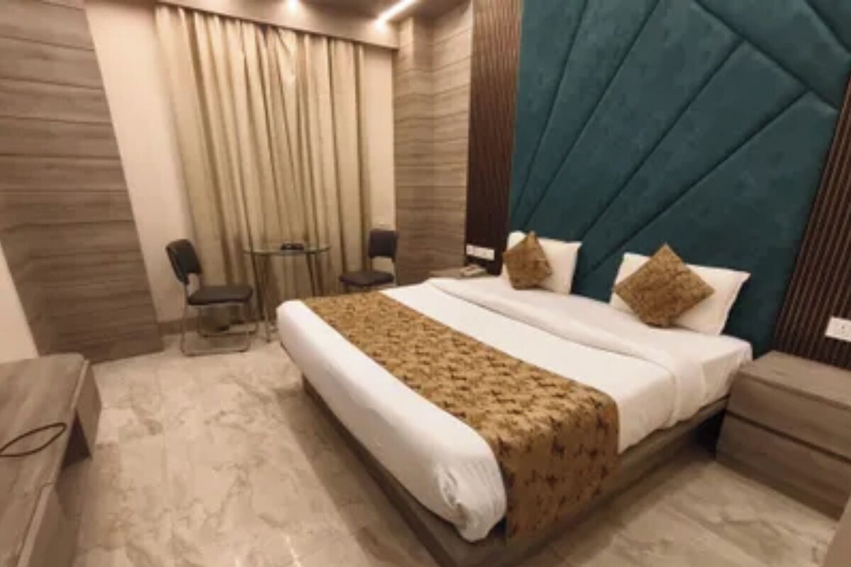 Suite | Egyptian cotton sheets, premium bedding, in-room safe, desk