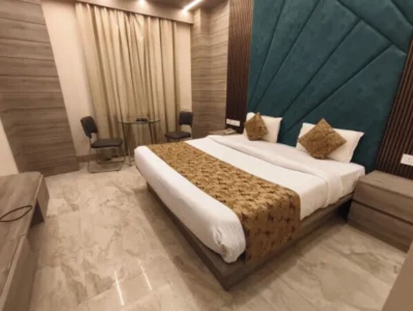 Suite | Egyptian cotton sheets, premium bedding, in-room safe, desk - Fabhotel Prime Raghubar Palace (Lucknow)