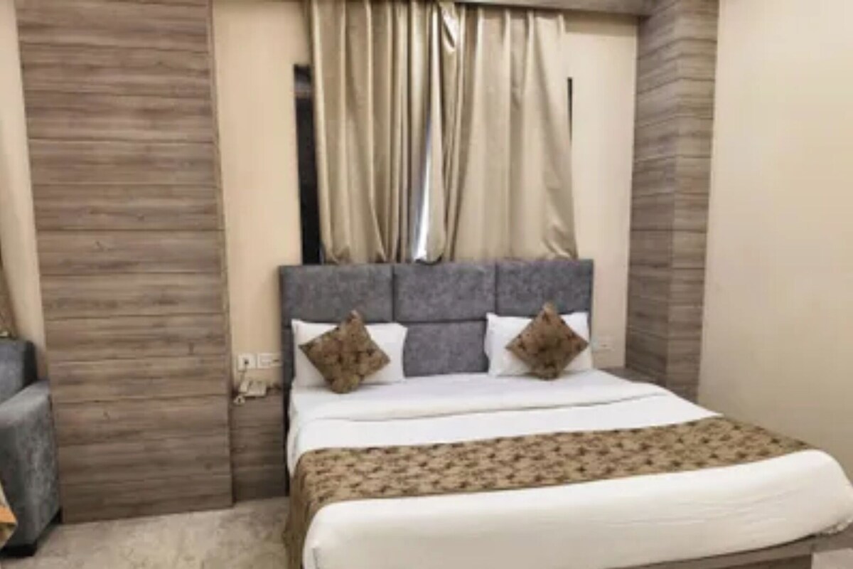 Deluxe Room | Egyptian cotton sheets, premium bedding, in-room safe, desk