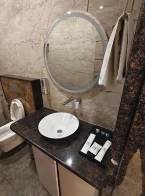 Shower, free toiletries, towels, toilet paper - Fabhotel Prime Raghubar Palace (Lucknow)