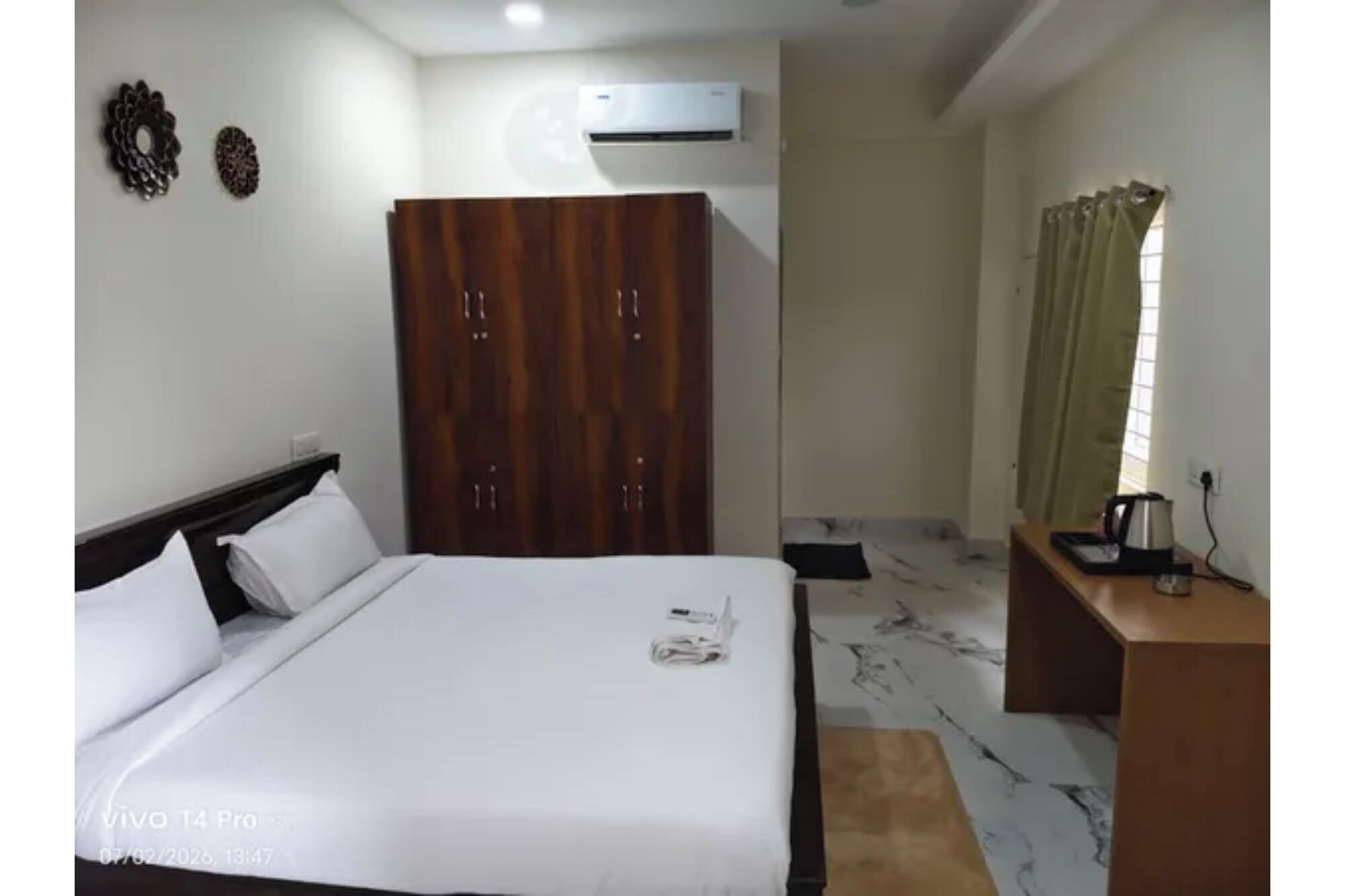 Egyptian cotton sheets, premium bedding, in-room safe, desk