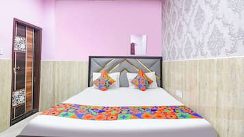 Deluxe Room | Egyptian cotton sheets, premium bedding, in-room safe, desk