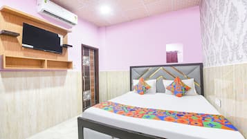 Deluxe Room | Egyptian cotton sheets, premium bedding, in-room safe, desk