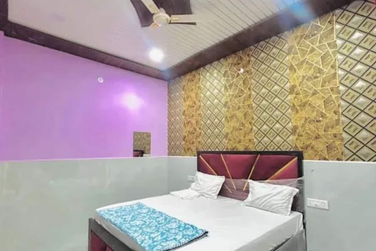 Deluxe Room | Egyptian cotton sheets, premium bedding, in-room safe, desk