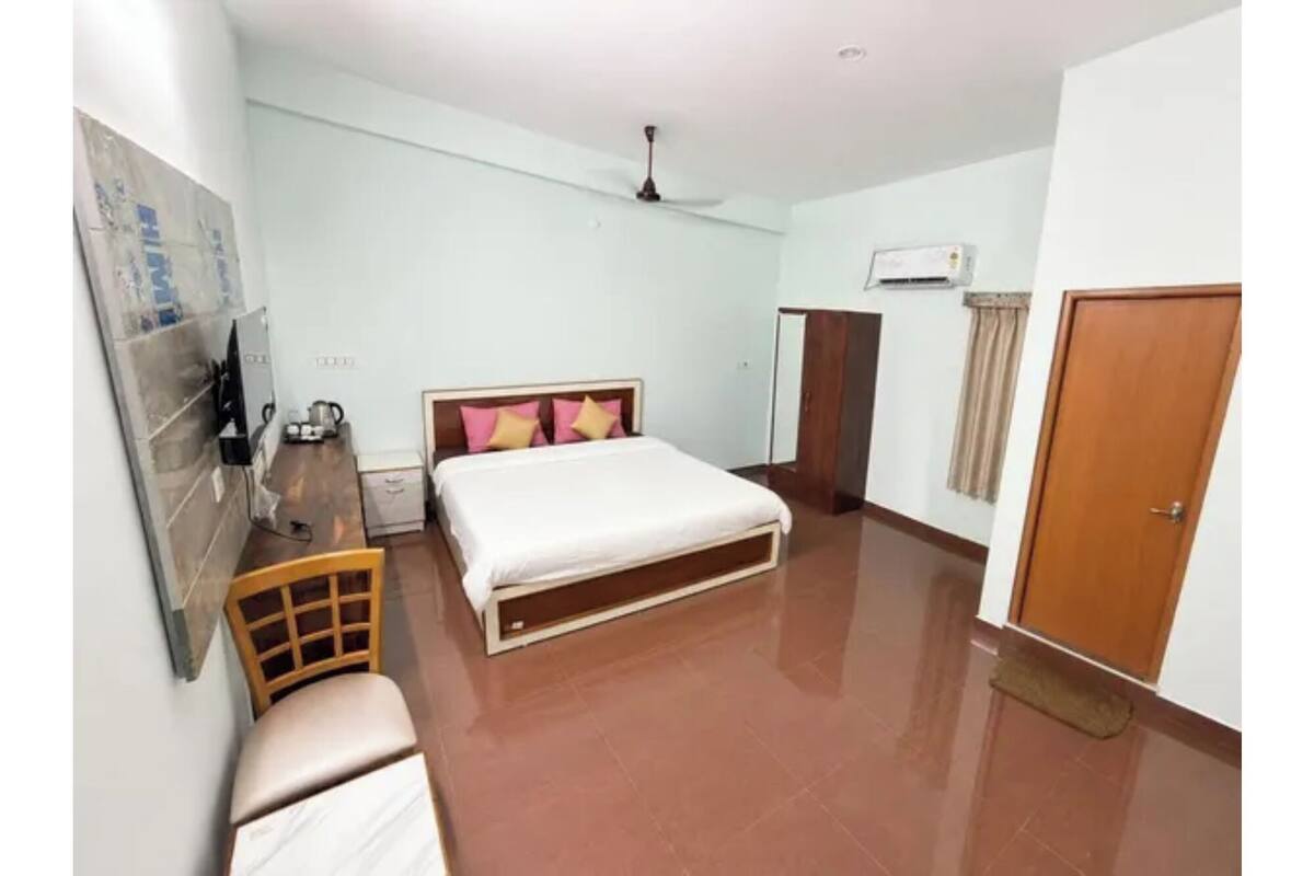 Deluxe Room | Egyptian cotton sheets, premium bedding, in-room safe, desk