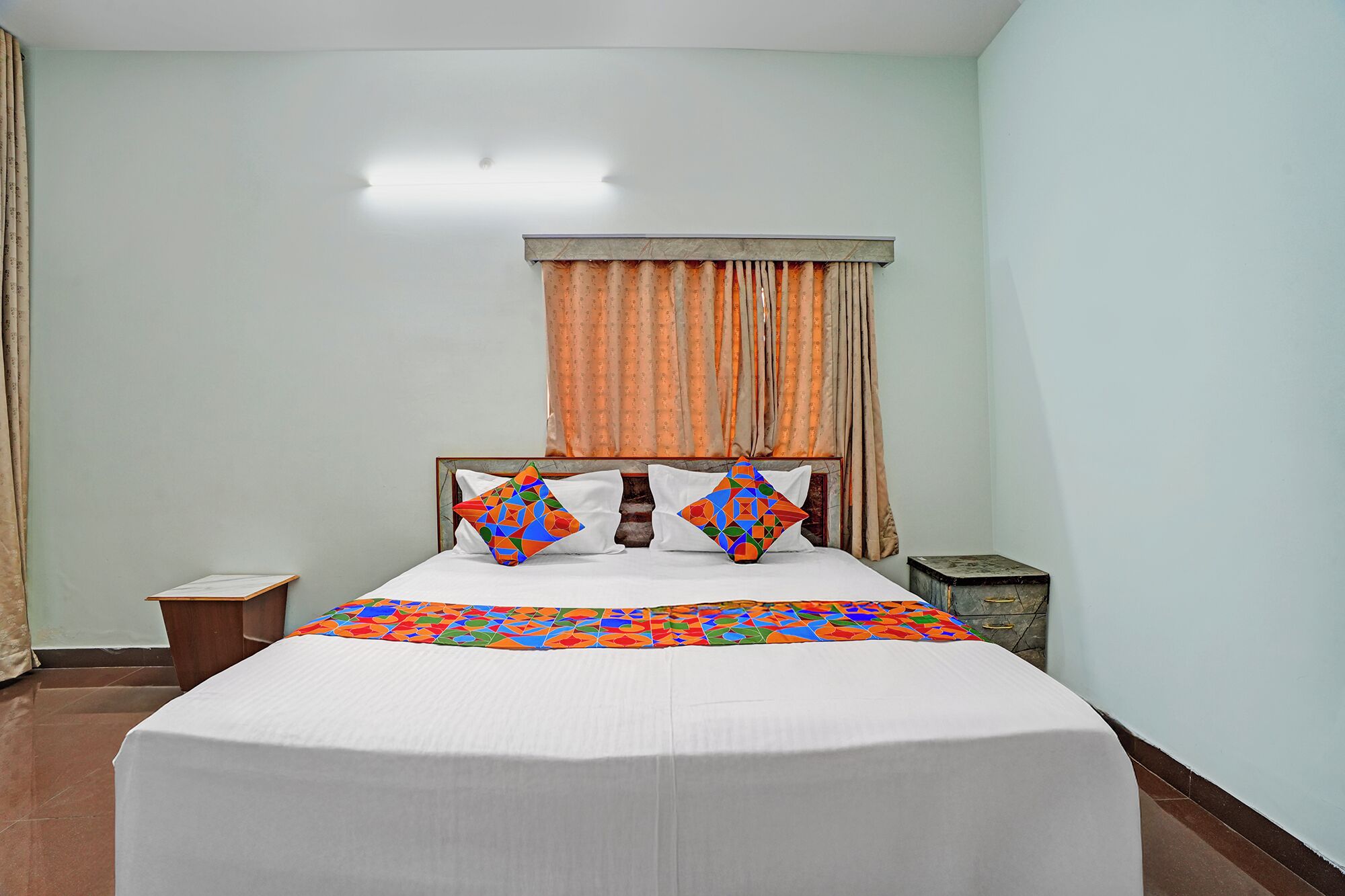 Egyptian cotton sheets, premium bedding, in-room safe, desk